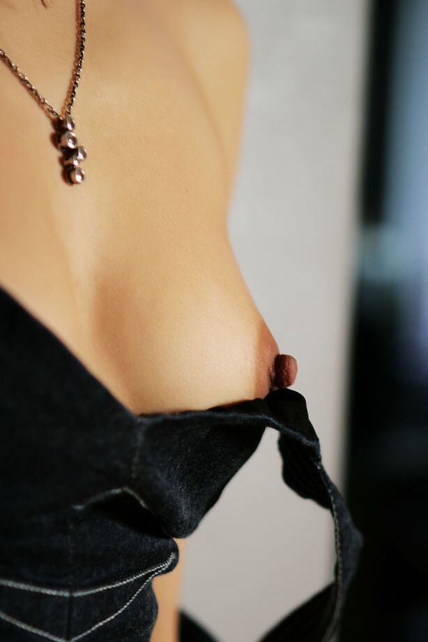 16P La joven morena Beth C se desnuda contra una pared después de quitarse la ropa