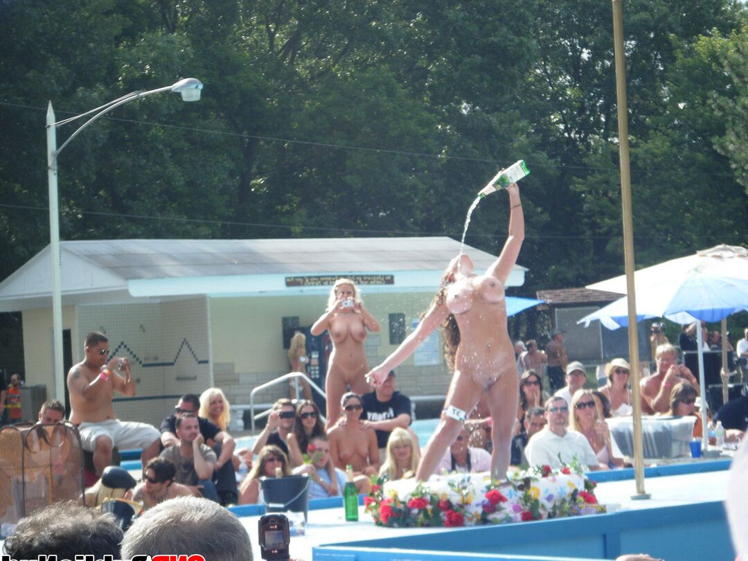 12P Stripper en un escenario al aire libre muestra su apretado coño a la multitud