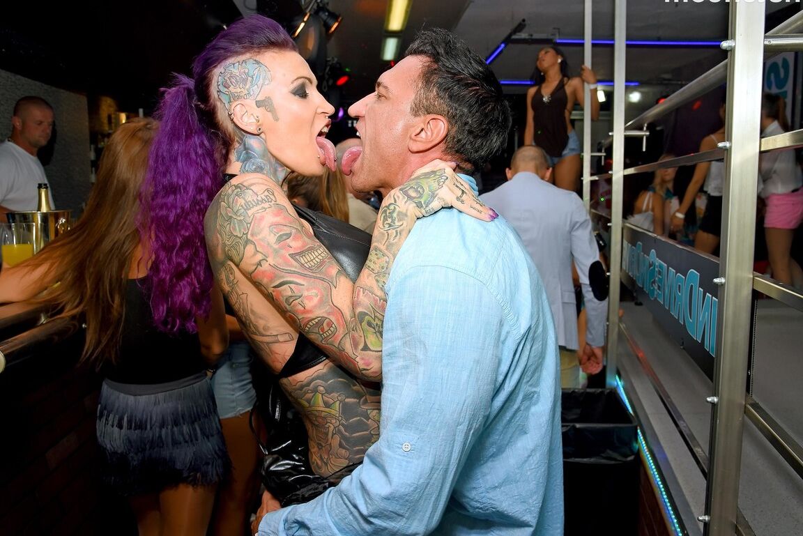 15P A night of clubbing with these chicks leads to public fucking