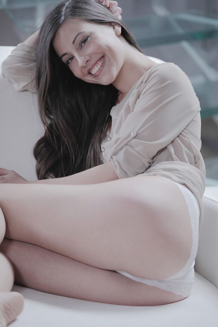 16P 美しくエロティックなロレーナが服を脱いで小さなおっぱいを露出させ、ヌードを広げる