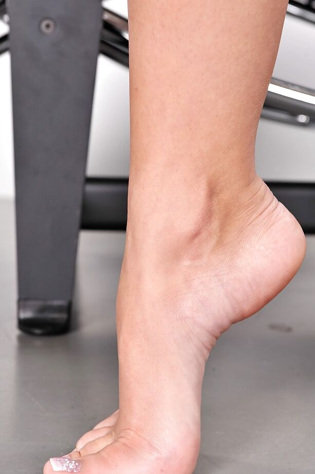 16P Nena morena fetichista de pies quitándose la lencería y los tacones altos