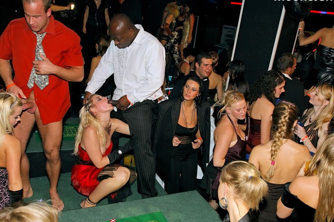 15P Des filles chaudes ont des relations sexuelles avec d'autres filles chaudes et des hommes dans un club échangiste