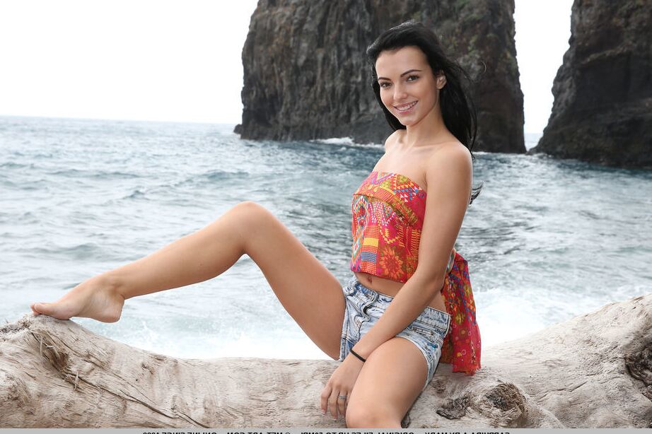 18P Beach babe Sapphira A expondo peitos pequenos de adolescente para espalhar glamour ao ar livre