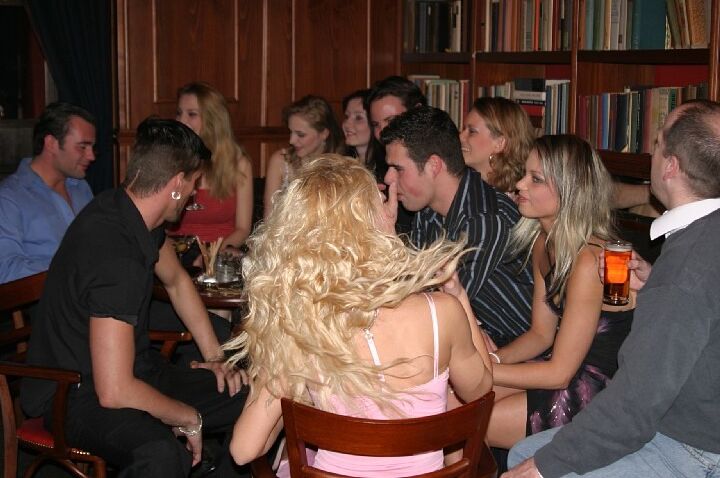 16P Garotas lascivas se envolvem em sexo grupal selvagem no jantar