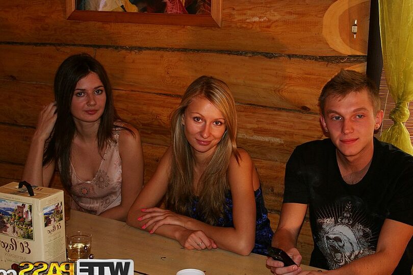 Студенты колледжа 16P участвуют в жестком групповом сексе в бревенчатой ​​хижине