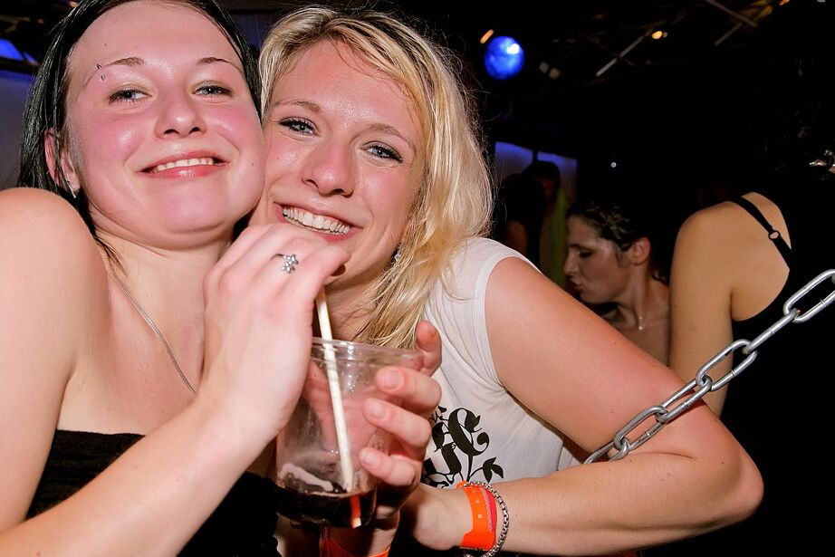 16P Garotas amadoras desagradáveis ​​são fodidas hardcore por strippers masculinos na festa