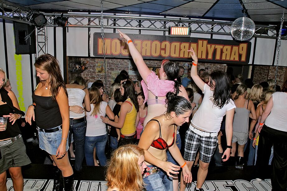 16P Garotas amadoras desagradáveis ​​são fodidas hardcore por strippers masculinos na festa