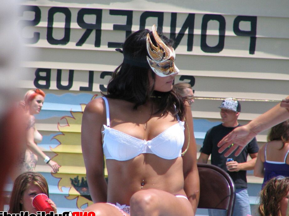 12P acción de stripper chica con chica en el escenario al aire libre en la fiesta de desnudez pública