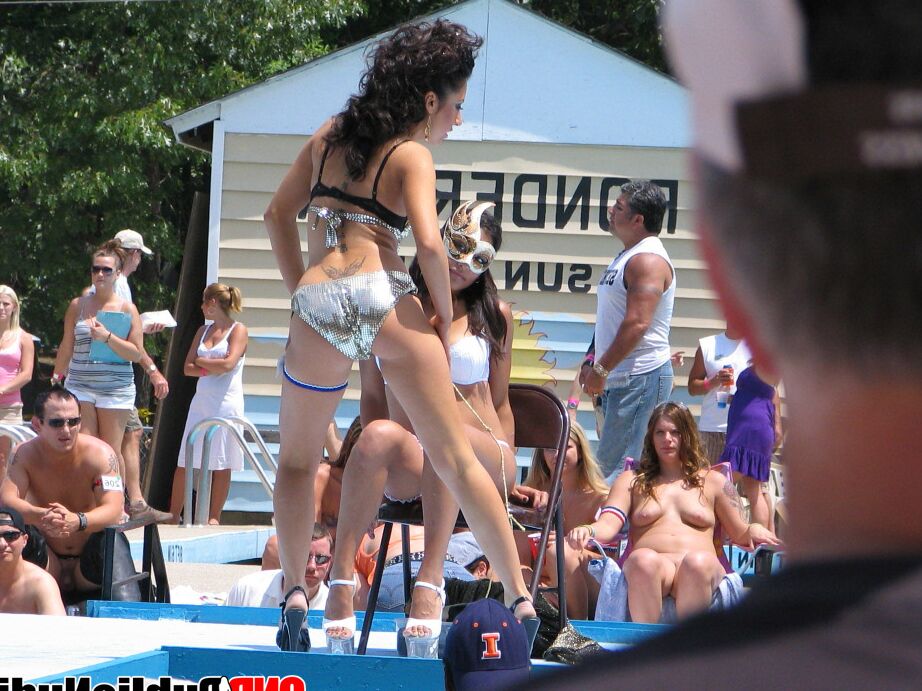 12P acción de stripper chica con chica en el escenario al aire libre en la fiesta de desnudez pública