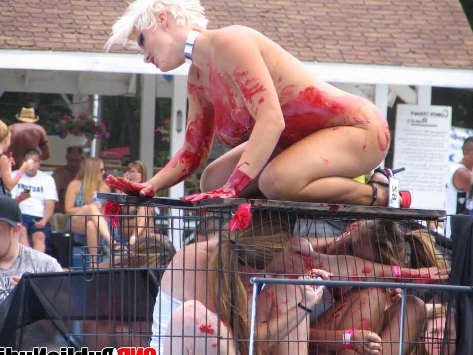 12P acción de stripper chica con chica en el escenario al aire libre en la fiesta de desnudez pública