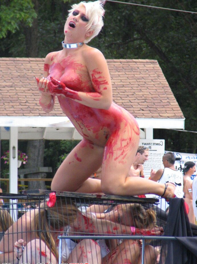 12P acción de stripper chica con chica en el escenario al aire libre en la fiesta de desnudez pública