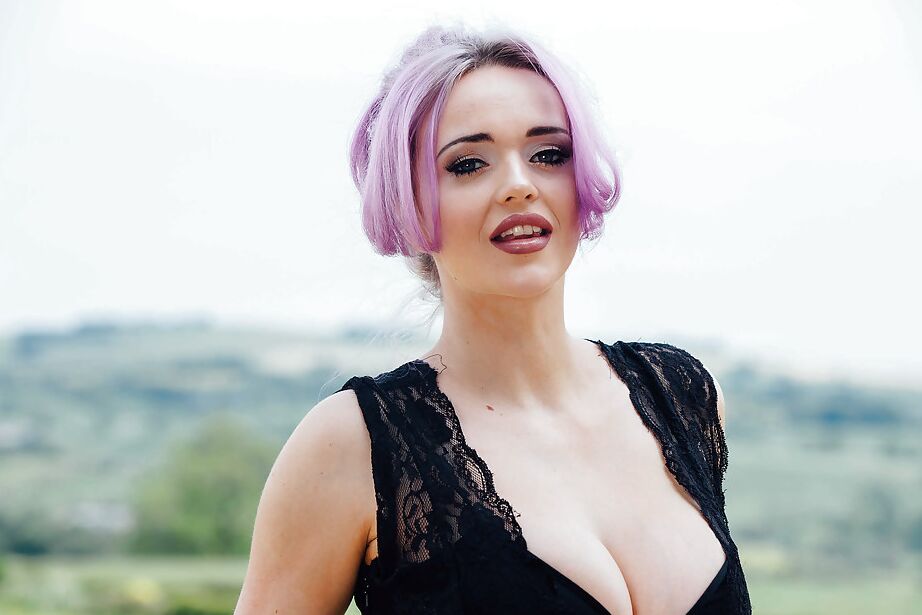 16P Esposa de piernas largas Jasmine James revelando sus grandes tetas naturales para una nena abierta al aire libre