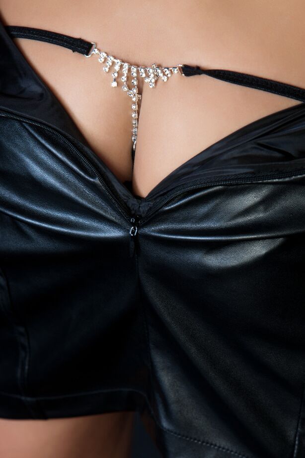 16-jähriges Solo-Mädchen mit wirklich langen Haaren zieht ein schwarzes Lederkleid aus, um nackt zu modeln