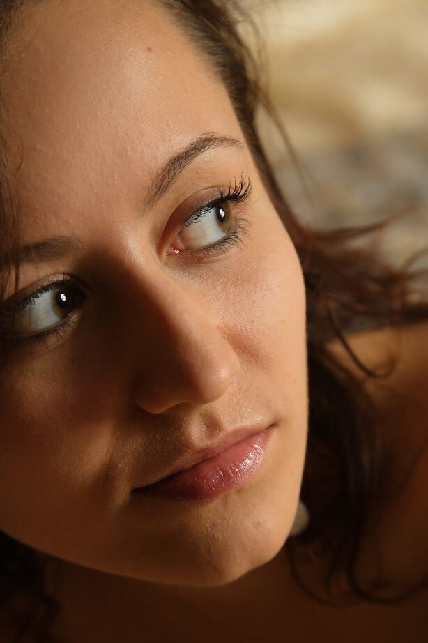 Modelo morena 12P se espalha nua no chão mostrando buceta close e pés sensuais