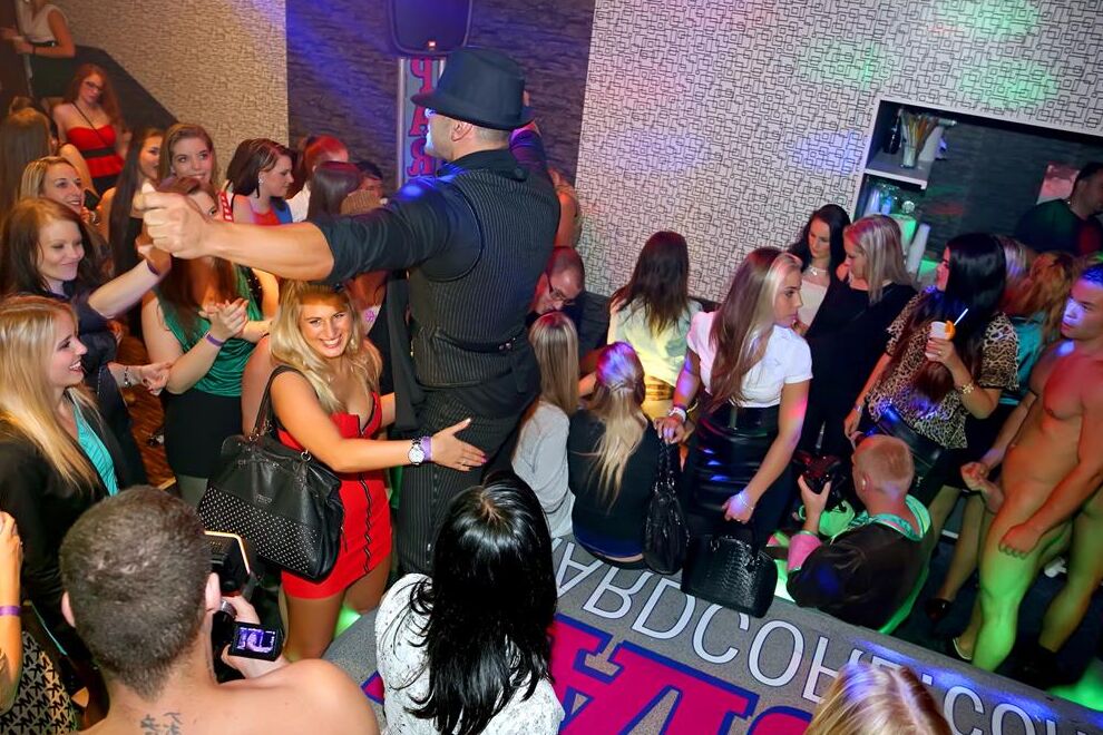15P Un groupe de filles ivres font la queue pour sucer et baiser de beaux strip-teaseurs