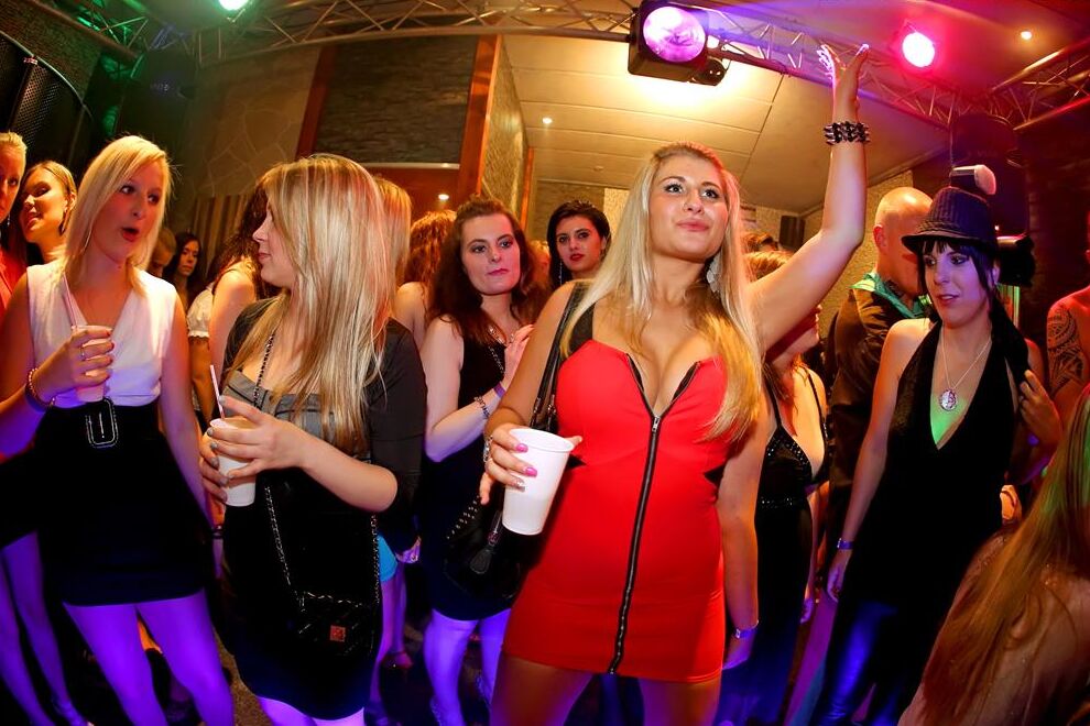 15P Un groupe de filles ivres font la queue pour sucer et baiser de beaux strip-teaseurs