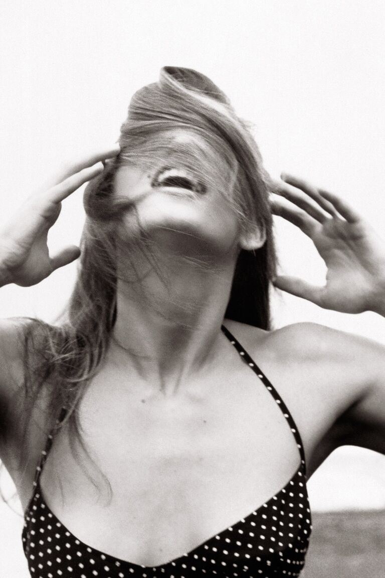 16P Cindy Crawford, célébrité sexy, pose nue pour une séance photo en noir et blanc