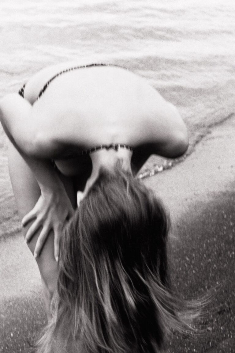 16P Cindy Crawford, célébrité sexy, pose nue pour une séance photo en noir et blanc