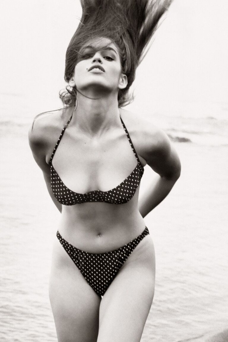 16P Cindy Crawford, célébrité sexy, pose nue pour une séance photo en noir et blanc