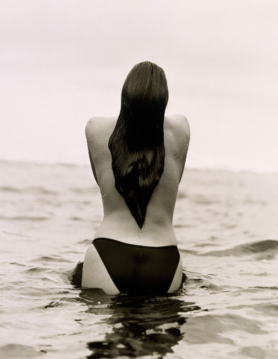16P Cindy Crawford, célébrité sexy, pose nue pour une séance photo en noir et blanc