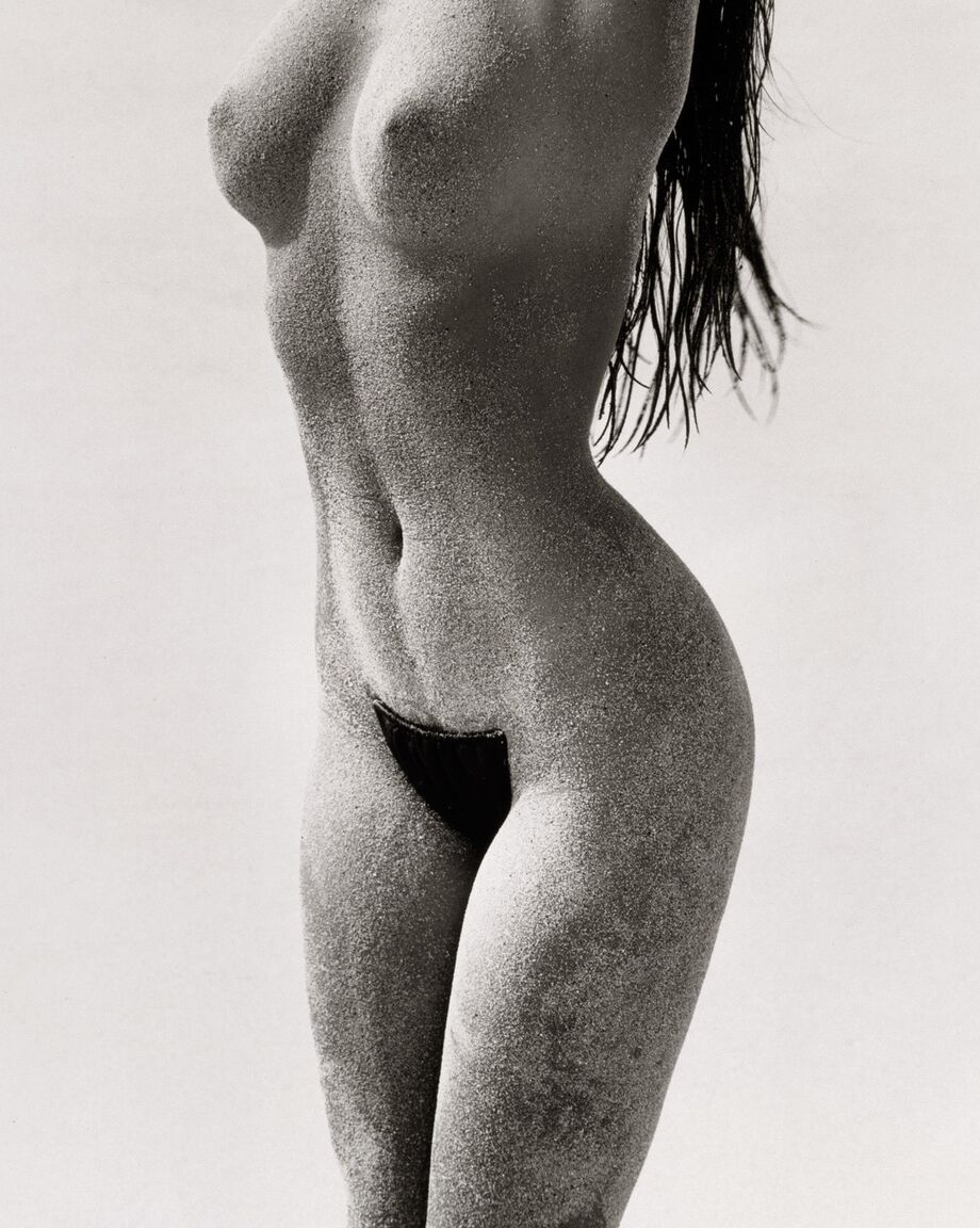 16P Cindy Crawford, célébrité sexy, pose nue pour une séance photo en noir et blanc