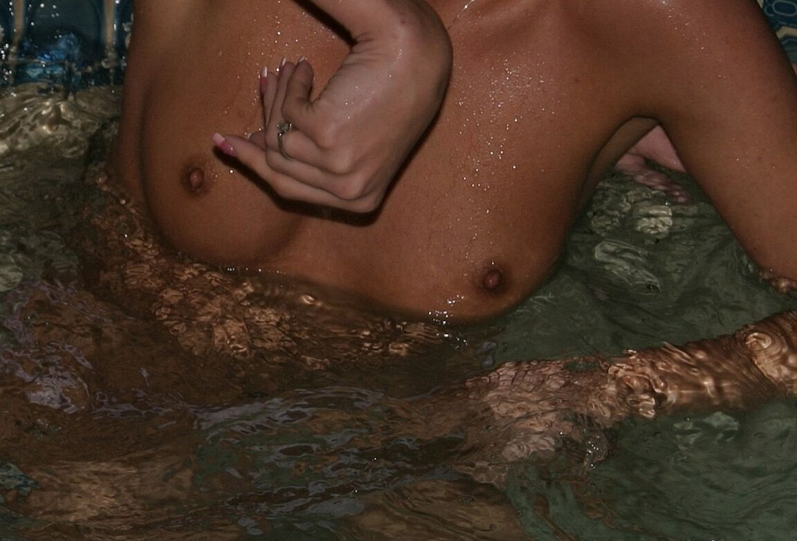 21P TNV Girls Fiesta de tres chicas en el jacuzzi