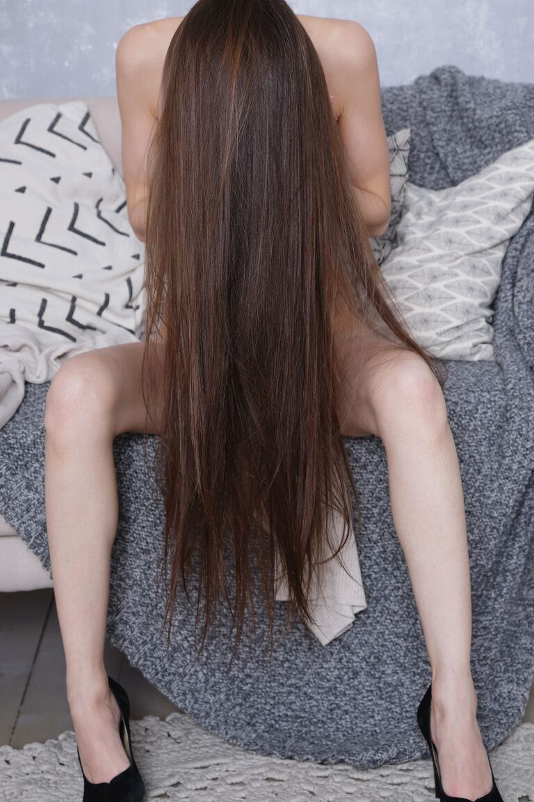 21P A adolescente russa Leona Mia levanta o vestido e toca sua doce buceta