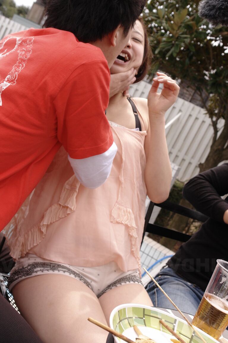 21P かわいい日本人の女の子がプール パーティーで服を脱いで指で犯されます