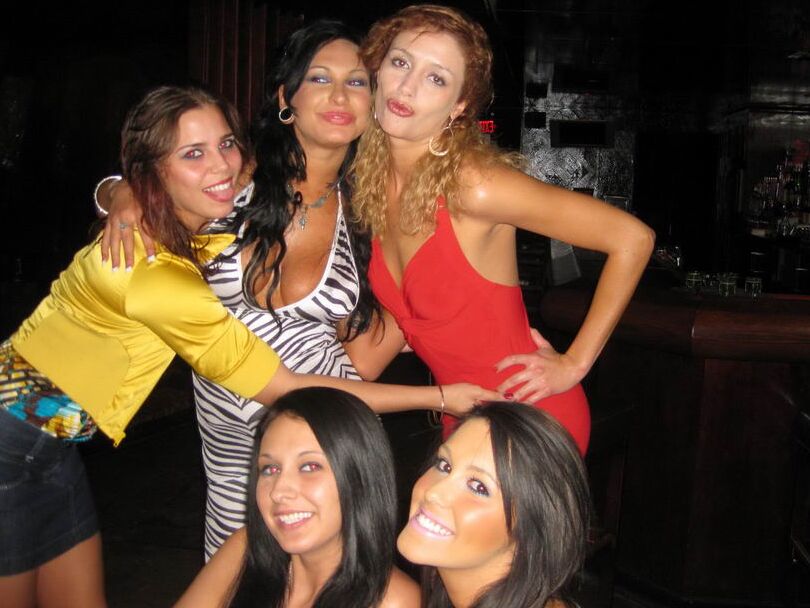 12P Groupe de jeunes filles lors d'une fête sucent et branlent une bite solitaire
