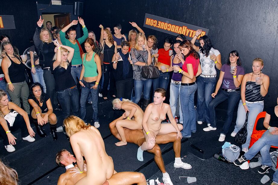 15P Des salopes en chaleur se déshabillent pour sucer et baiser une bite de strip-teaseur dans un club de sexe en groupe