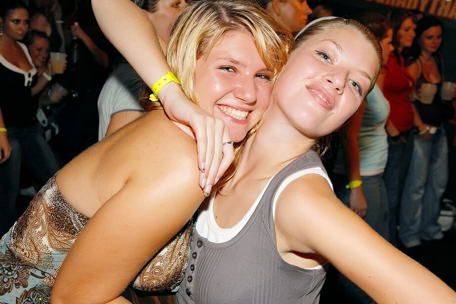 15P Des salopes en chaleur se déshabillent pour sucer et baiser une bite de strip-teaseur dans un club de sexe en groupe