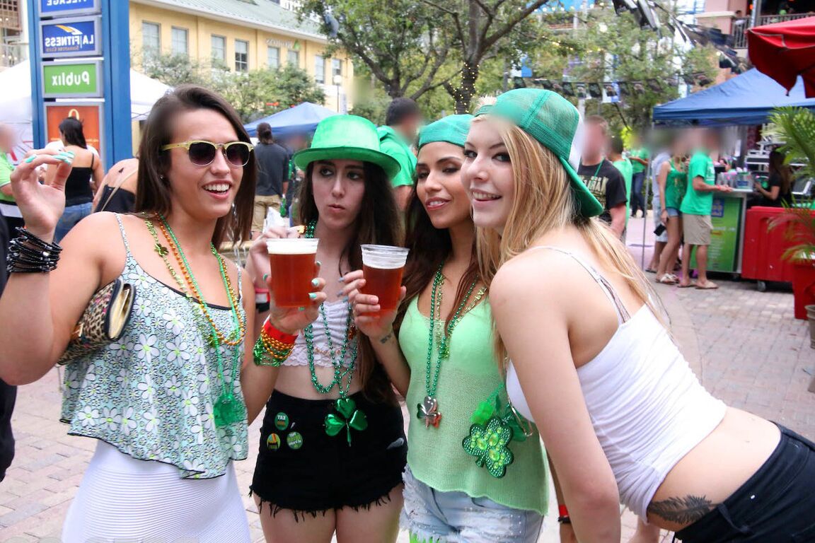 10P Der betrunkene Teenager Kelsi Monroe bringt am St. Paddy's Day Mädchen und Jungen zur Orgie nach Hause