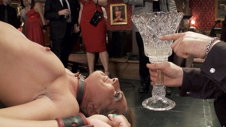 15P Dos esclavas pelirrojas Amarna Miller y Savannah Fox sirven polla en BDSM Kinky