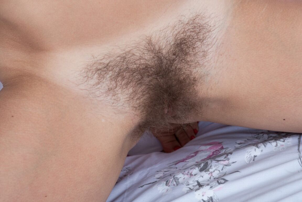 16P La modelo amateur Anna Smith se quita la lencería blanca y las medias de nailon para dejar al descubierto su chocho peludo