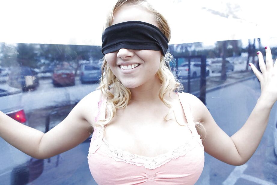 16P Smiley loira gata Alexis Monroe exibindo seus belos seios e bunda tentadora