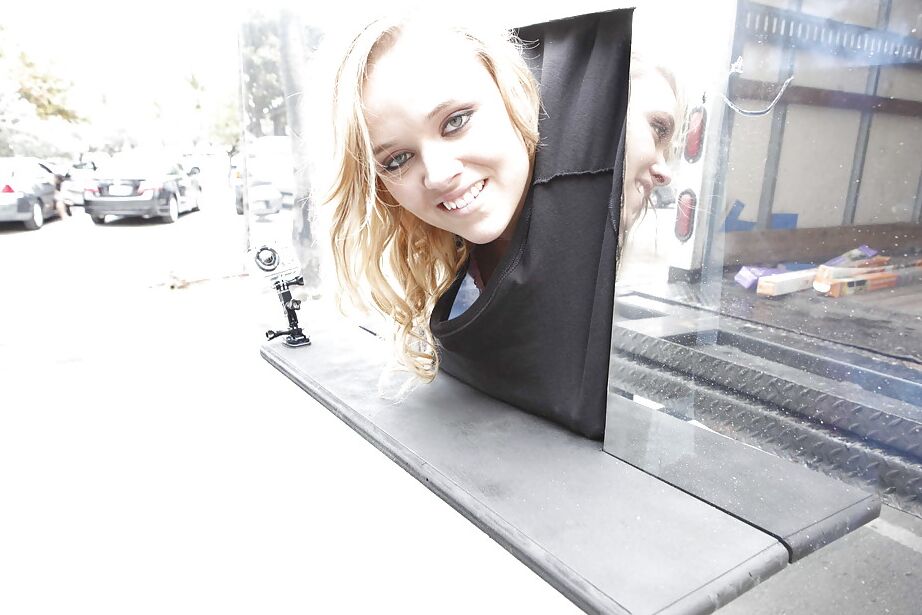 16P Smiley loira gata Alexis Monroe exibindo seus belos seios e bunda tentadora