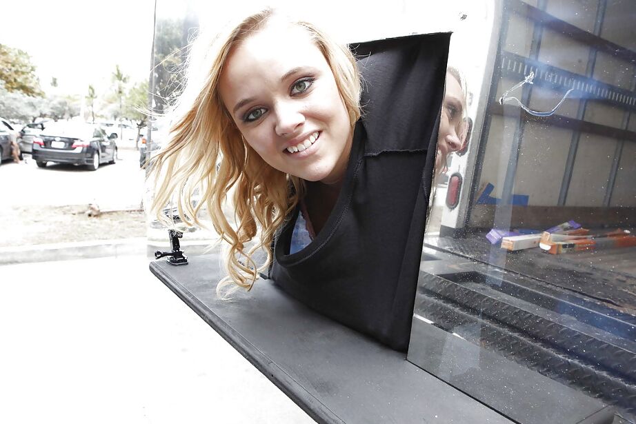 16P Smiley loira gata Alexis Monroe exibindo seus belos seios e bunda tentadora