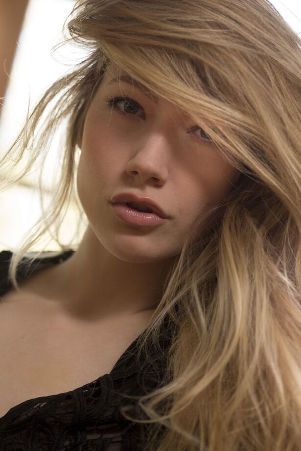 18P La joven y sexy Ivy Wolfe promociona su culo perfecto y su raja recortada mientras se desnuda