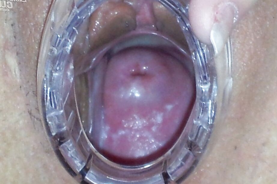 14P Cariño desnudo exponiendo su atractivo coño en primer plano y orinando