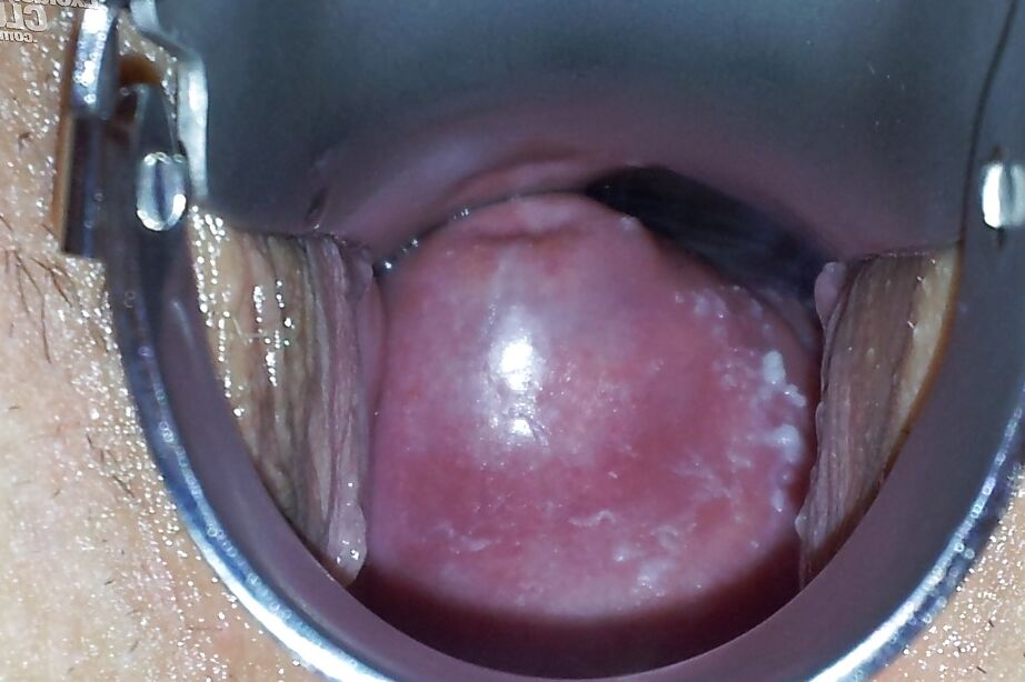 14P Cariño desnudo exponiendo su atractivo coño en primer plano y orinando