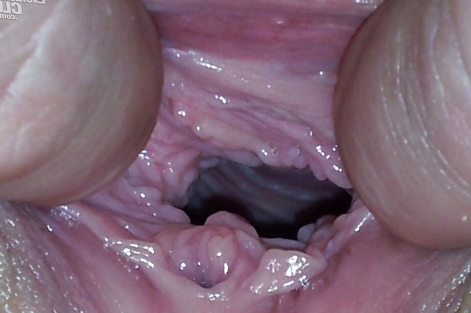 14P Cariño desnudo exponiendo su atractivo coño en primer plano y orinando