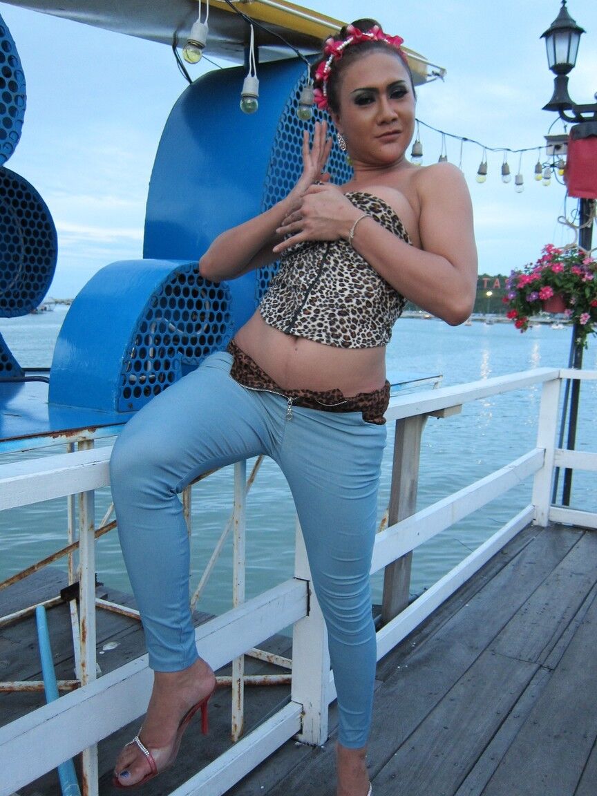 17P Ladyboy amateur Maya revela su shecock mientras se desnuda en la habitación del motel