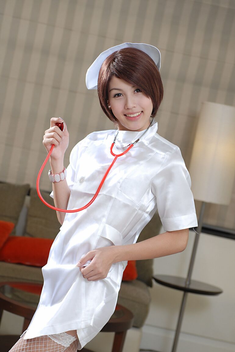 17P Doce boneca cosplay asiática Shuy acariciando seu pequeno pau em meias arrastão