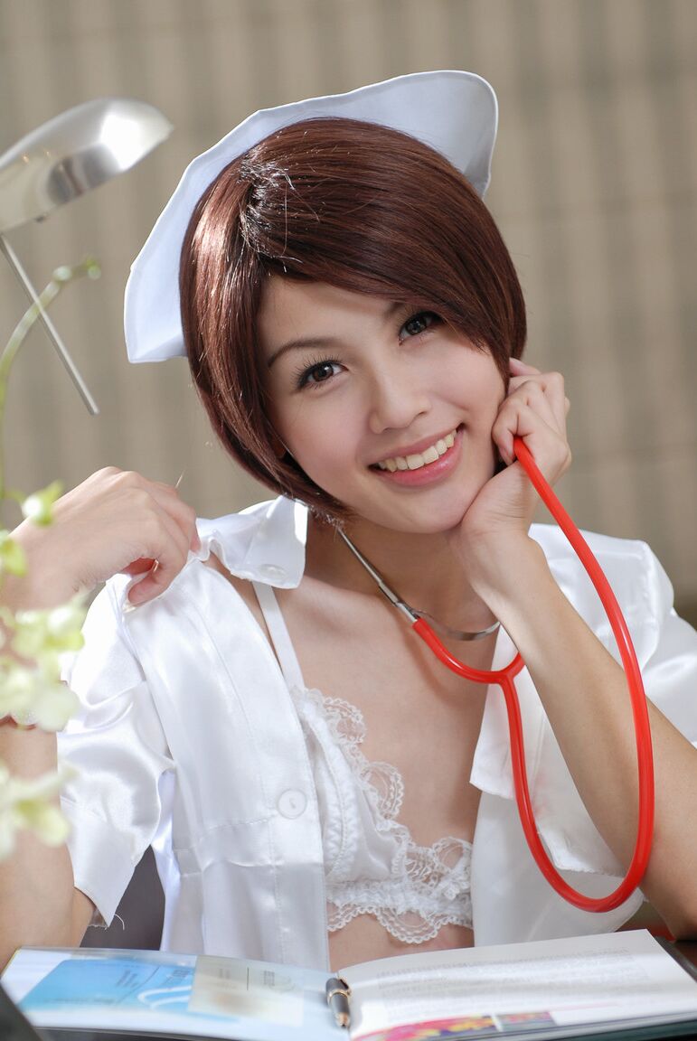 17P Doce boneca cosplay asiática Shuy acariciando seu pequeno pau em meias arrastão