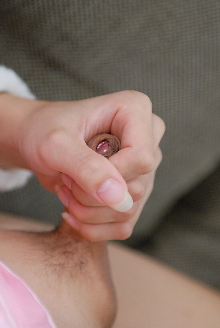 17P Doce boneca cosplay asiática Shuy acariciando seu pequeno pau em meias arrastão
