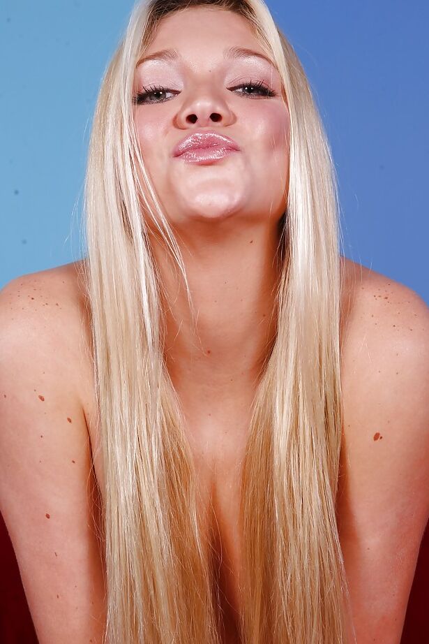 16P La estrella porno rubia Jessie Andrews se quita las bragas a un lado para exponer el coño