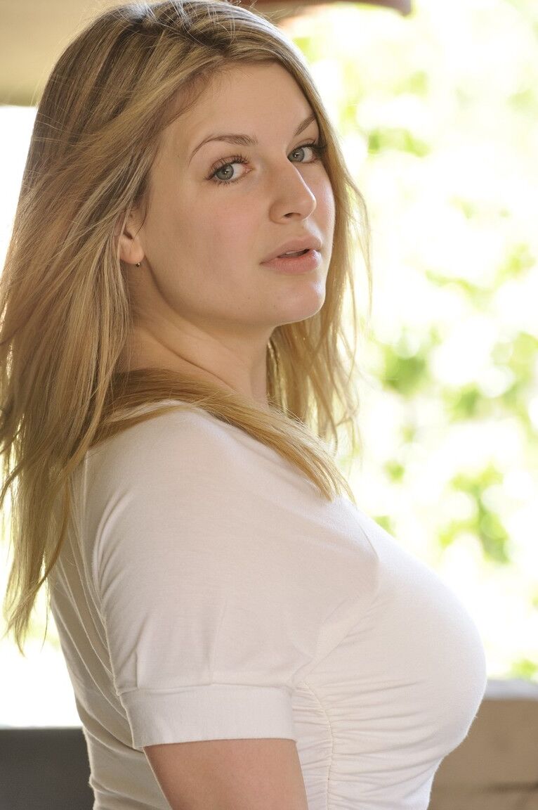 17P Danielle, blonde sexy aux gros seins, expose ses gros seins