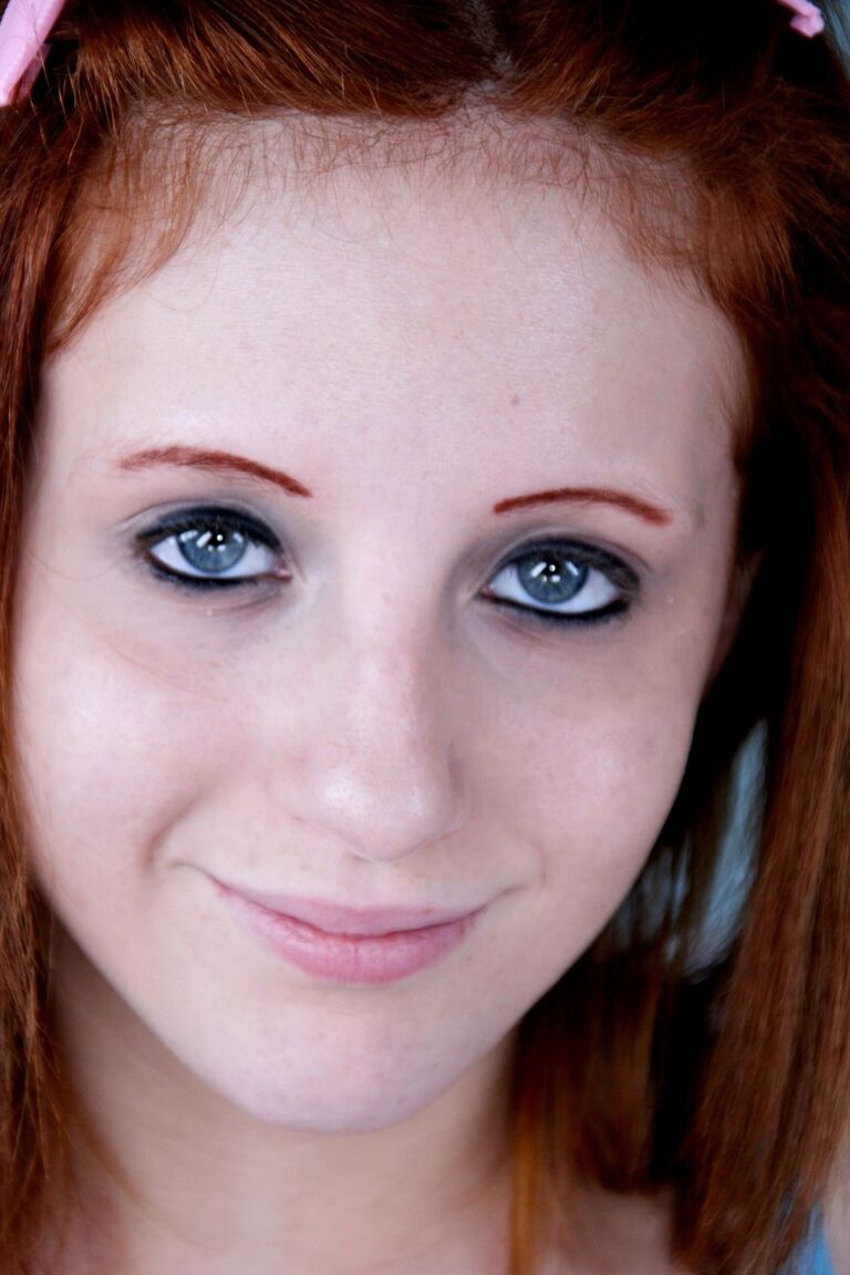17P La petite rousse Samantha Sixx montre sa chatte et se fait défoncer
