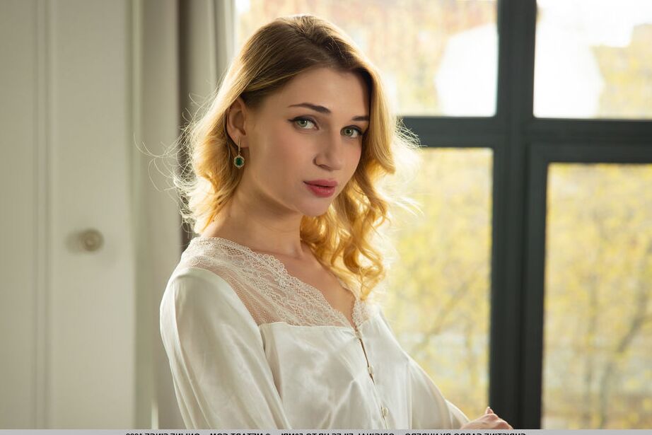 18P A doce adolescente loira Christine Cardo liberta seu corpo celestial de um manto