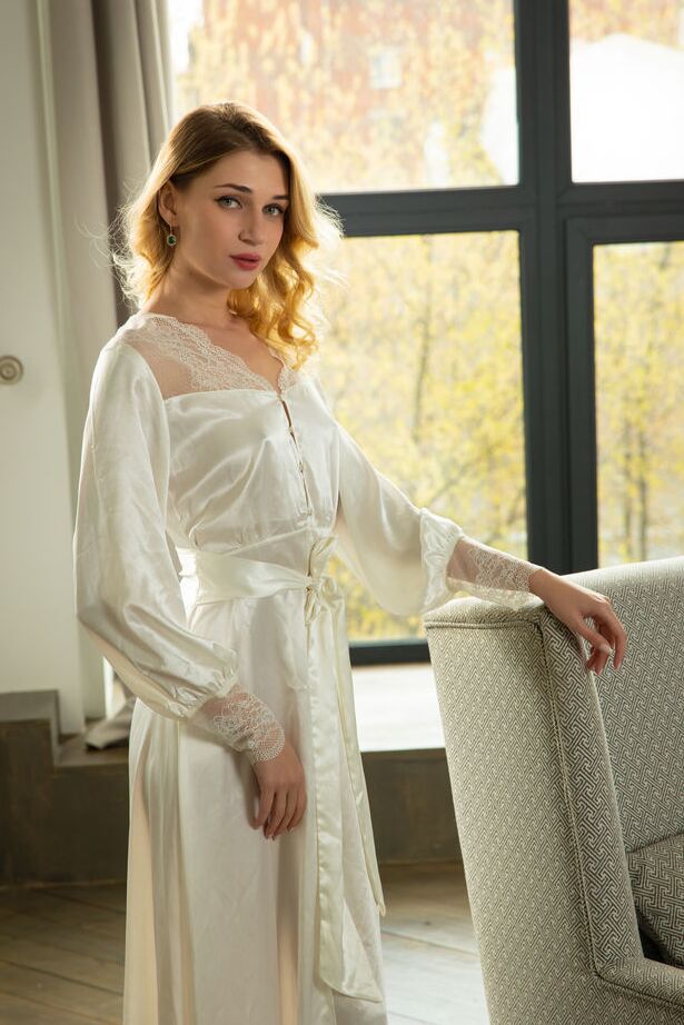 18P A doce adolescente loira Christine Cardo liberta seu corpo celestial de um manto
